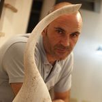 Stefano Panetti con Crea il tuo mondo opera del Parco della Scultura di Castelbuono Bevagna Perugia Umbria